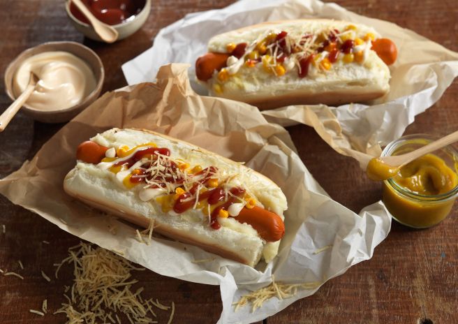 Hot Dogs com cebola caramelizada [Hot Dogs with caramelized onions]